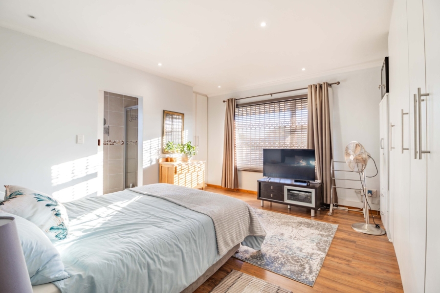 4 Bedroom Property for Sale in Rondebosch East Western Cape